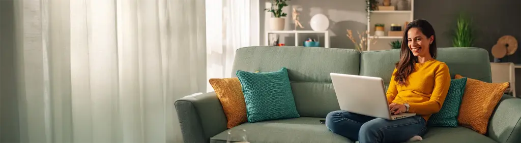 Eine Frau informiert sich am Laptop über den Vermögensaufbau